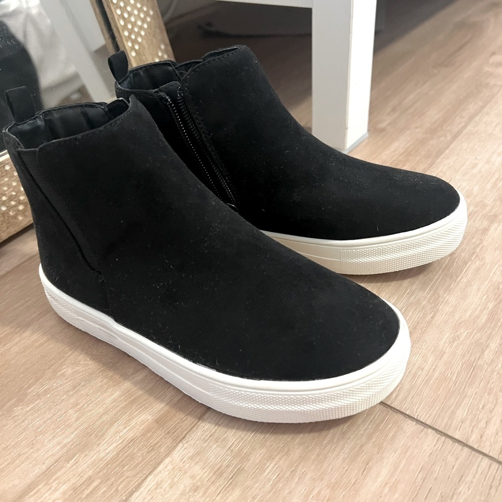 Girls Hi Top Sneakers 🖤